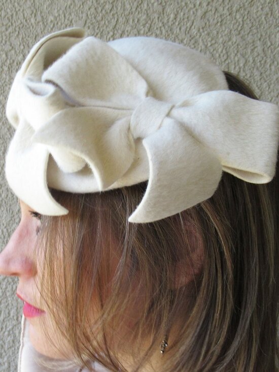 Saks Fifth Avenue VTG hat, Cream color, 2 fabulous flat 6x4\
